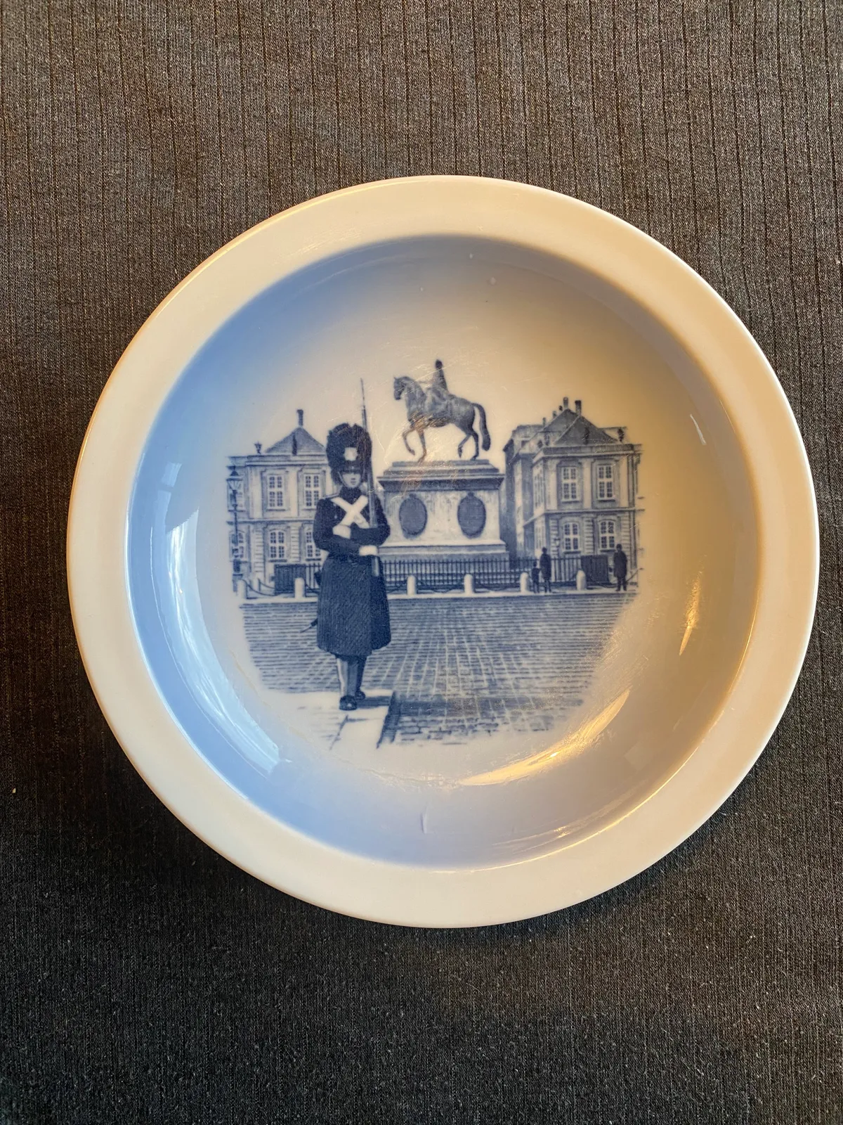 Royal Copenhagen garder plakette - uden skår, men 2.sort