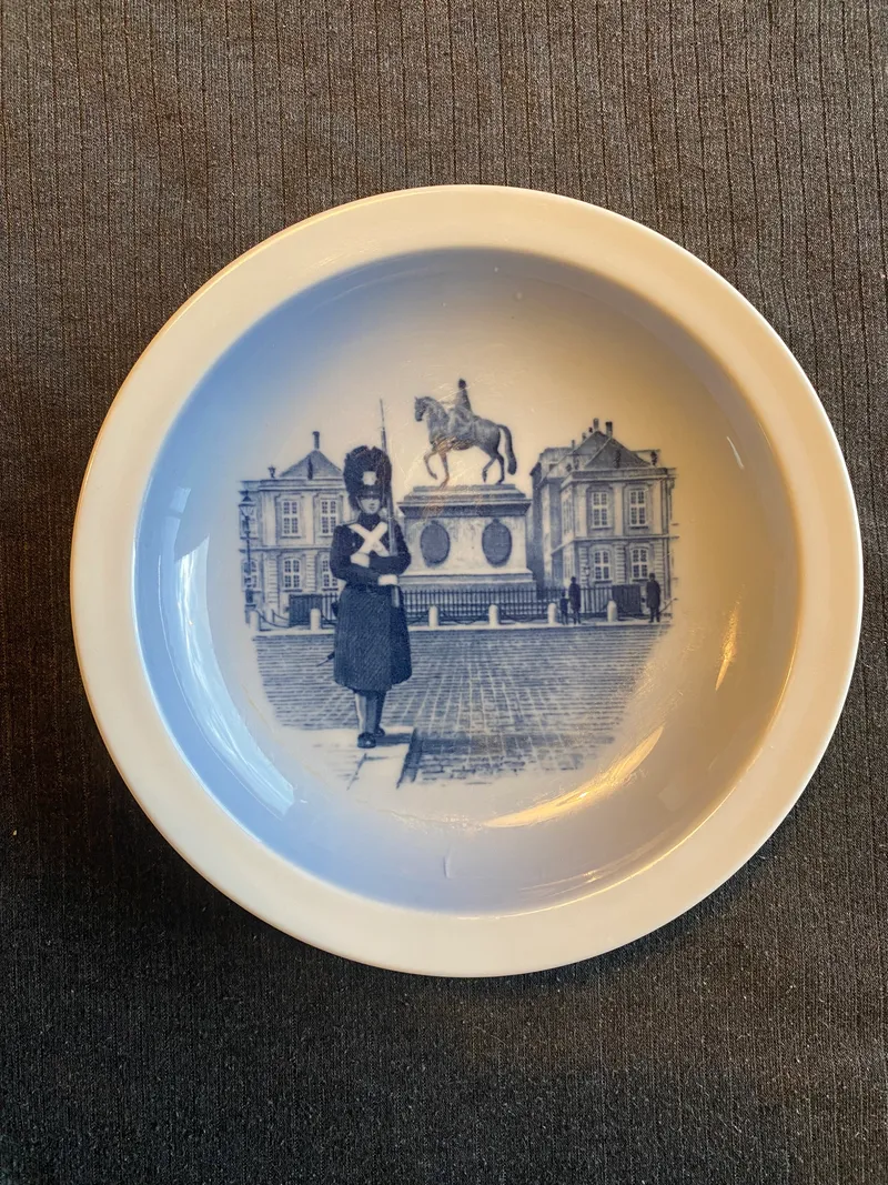 Royal Copenhagen garder plakette - uden skår, men 2.sort