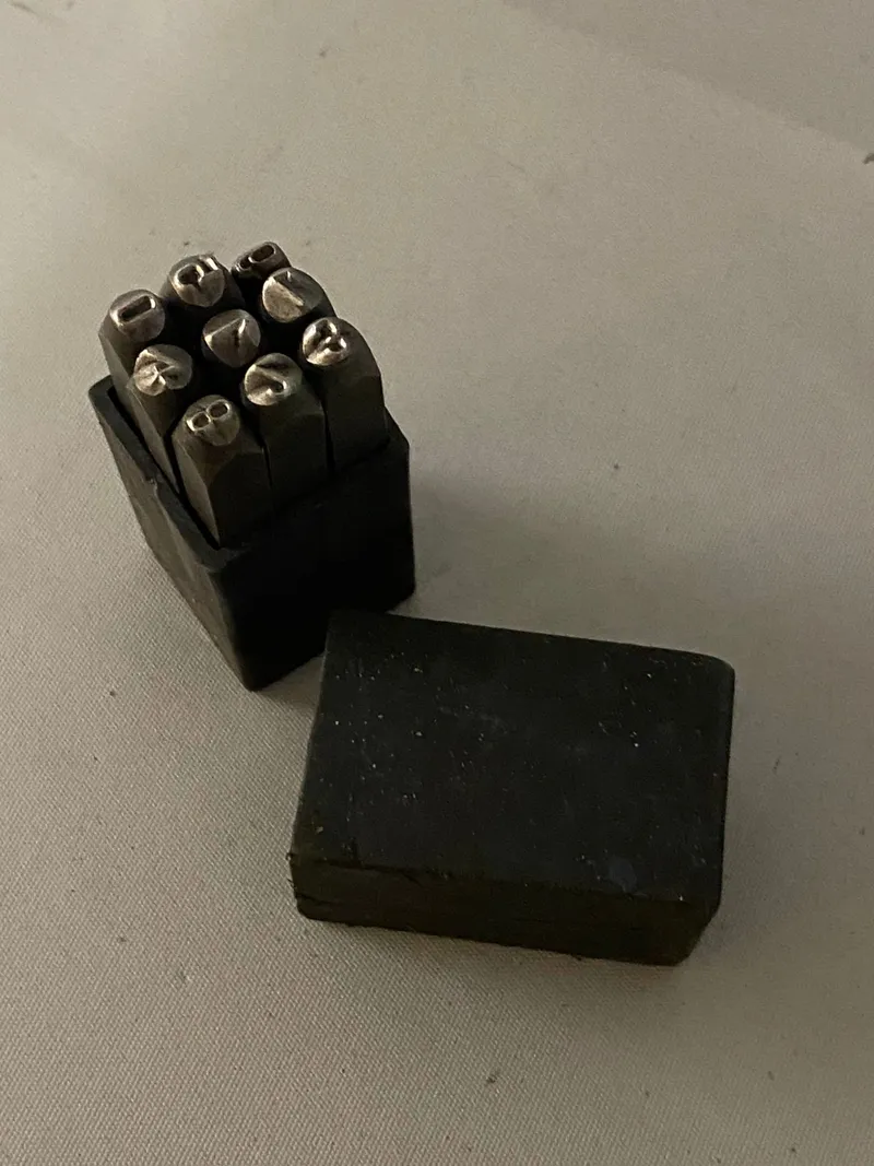 Original stempel æske med stempler til ihugning af våben numre mm.