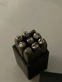 Original stempel æske med stempler til ihugning af våben numre mm.