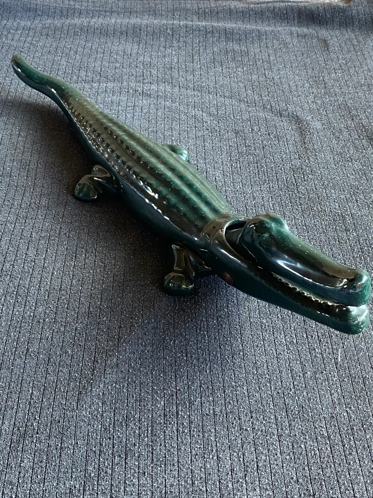 Stor bord krokodille af emaljeret støbejern - antageligvis en nøddeknækker