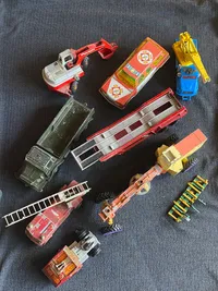 Samling ældre legetøj, det meste af metal