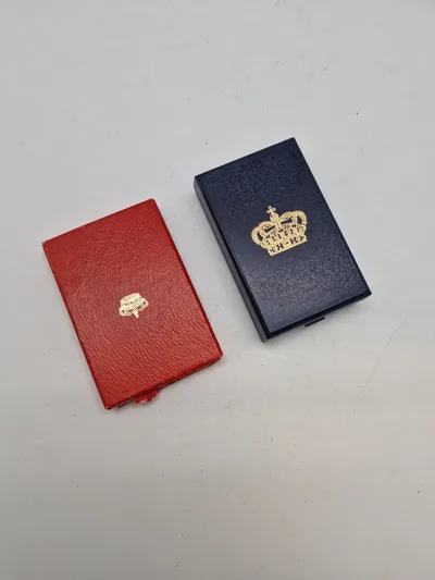 Samling diverse danske medalje æsker