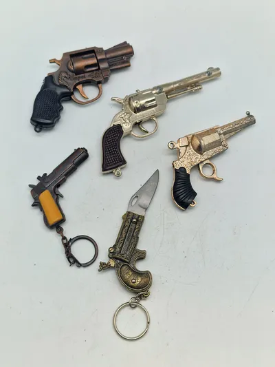 Lot diverse miniature våben, og en foldekniv
