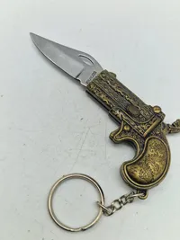 Lot diverse miniature våben, og en foldekniv