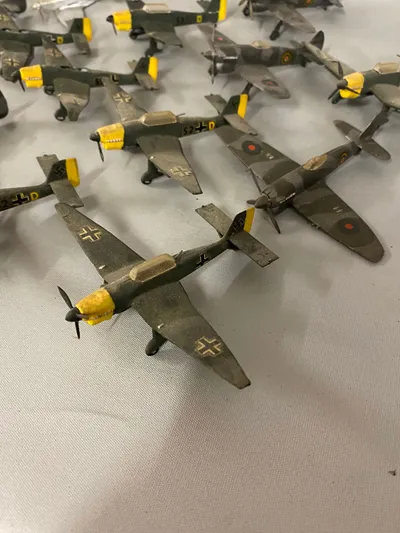 Samling modelfly - både tyske WWII og RAF