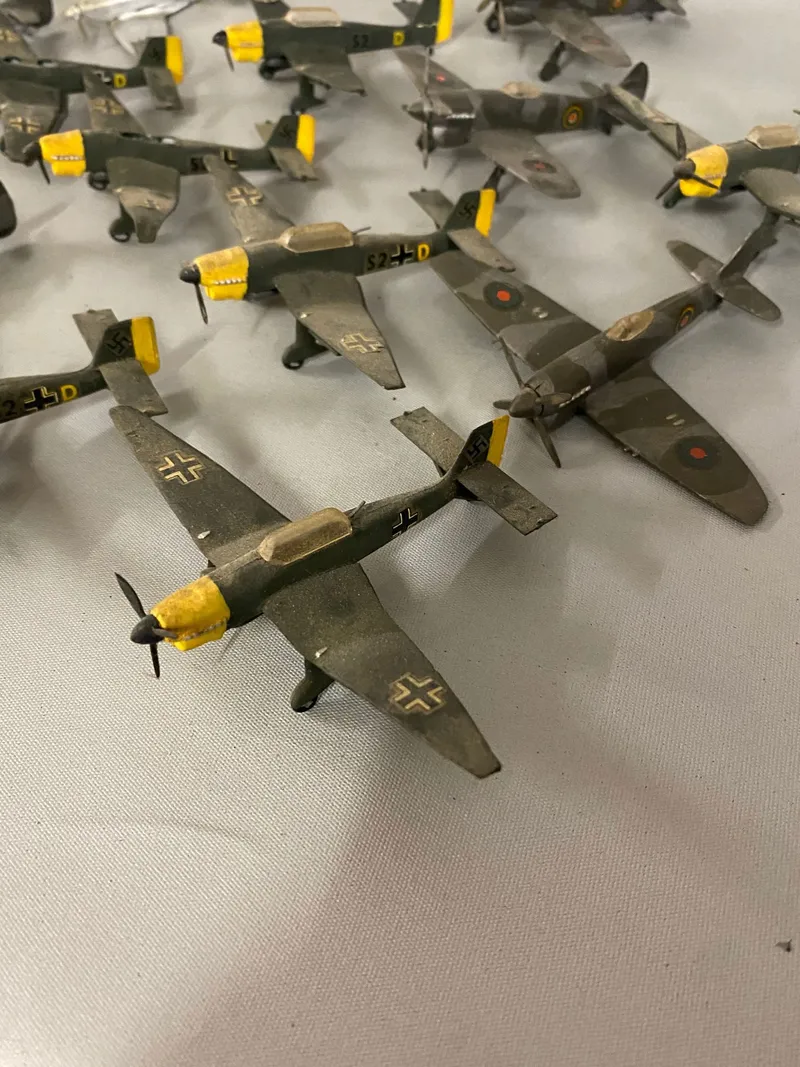 Samling modelfly - både tyske WWII og RAF