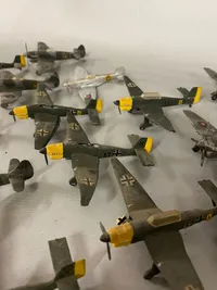 Samling modelfly - både tyske WWII og RAF