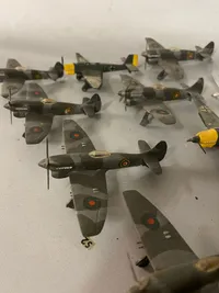 Samling modelfly - både tyske WWII og RAF