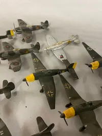 Samling modelfly - både tyske WWII og RAF