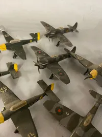 Samling modelfly - både tyske WWII og RAF