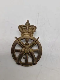 Lot danske baretmærker mm.