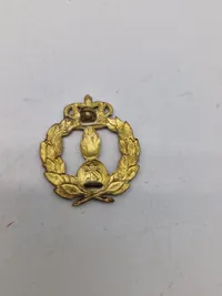 Lot danske baretmærker mm.