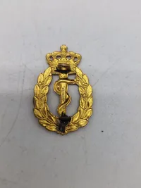 Lot danske baretmærker mm.