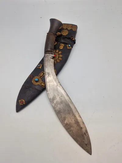 Kuhkri kniv med skede