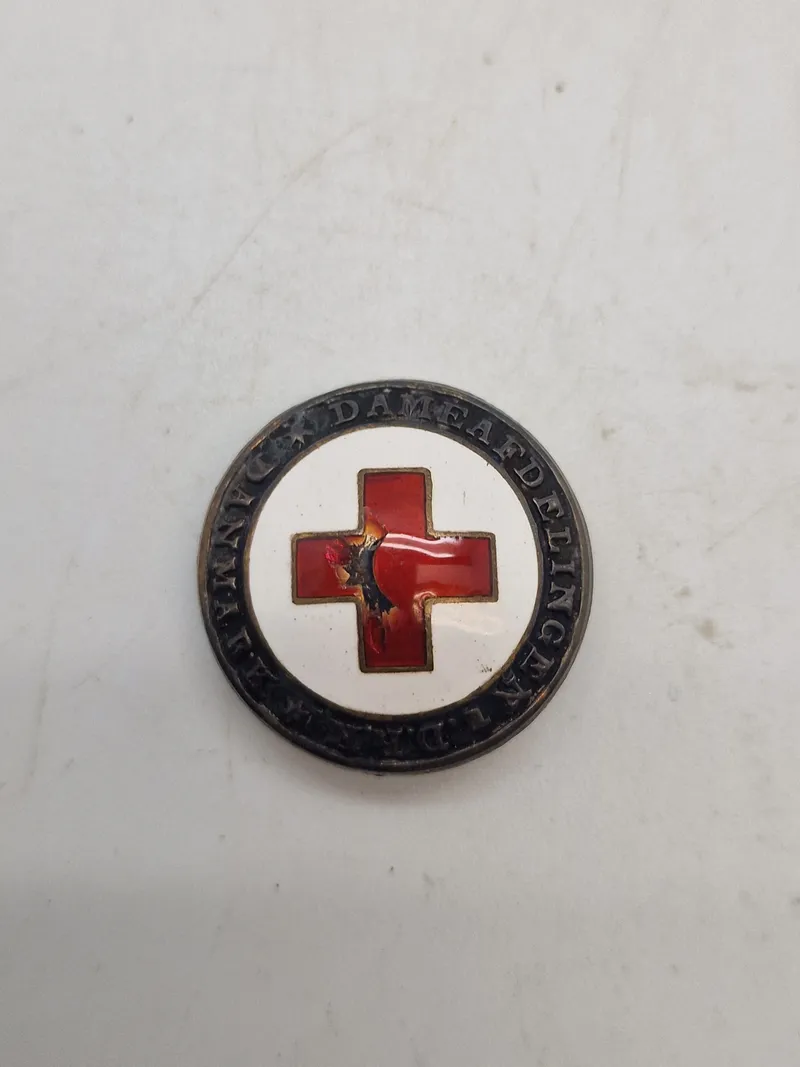 Original dansk røde kors nål, dameafdelingen (emalje og sterlingsølv)