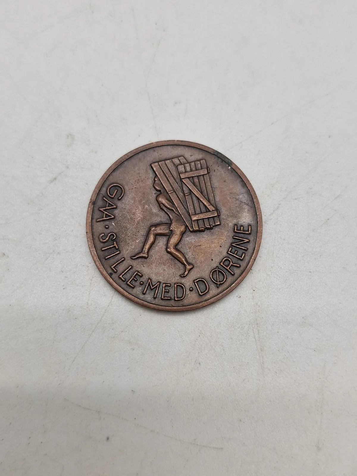 Original “Gaa stille med dørene” (stikker mønt)