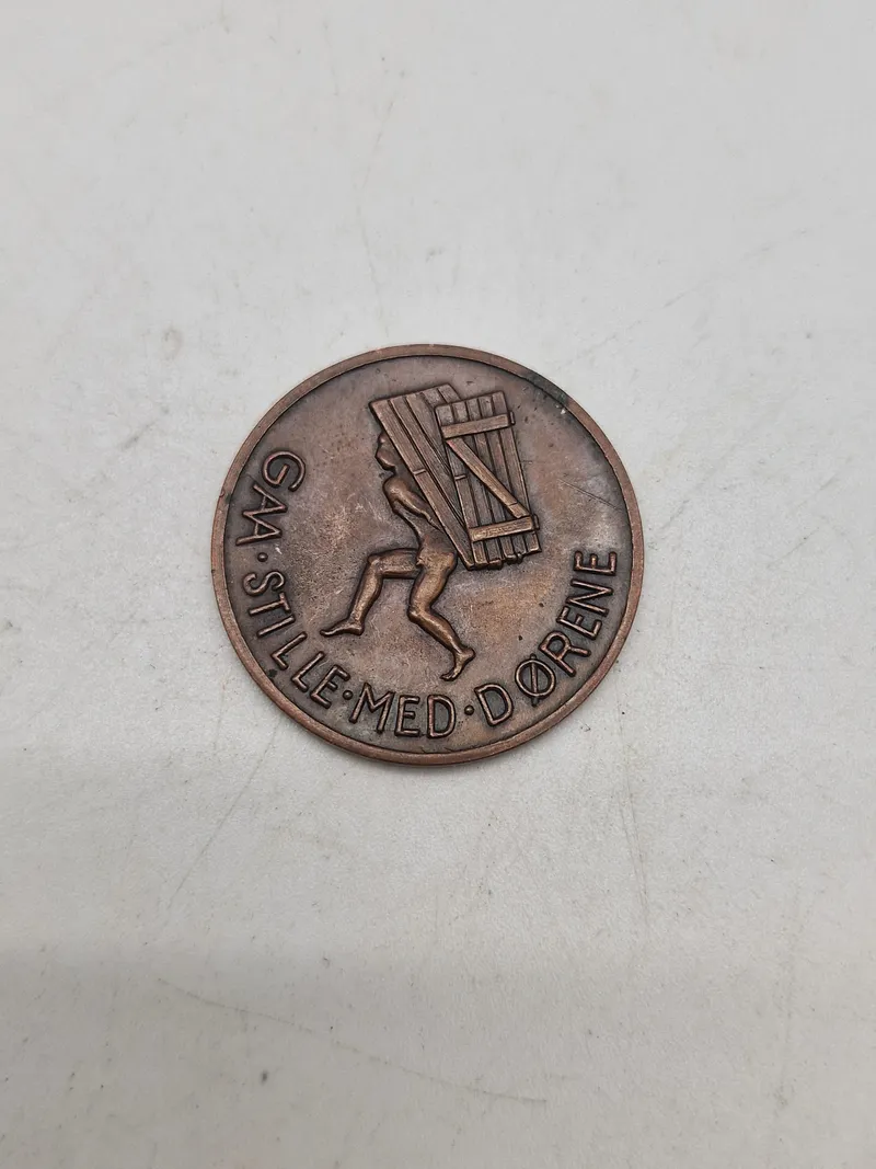 Original “Gaa stille med dørene” (stikker mønt)