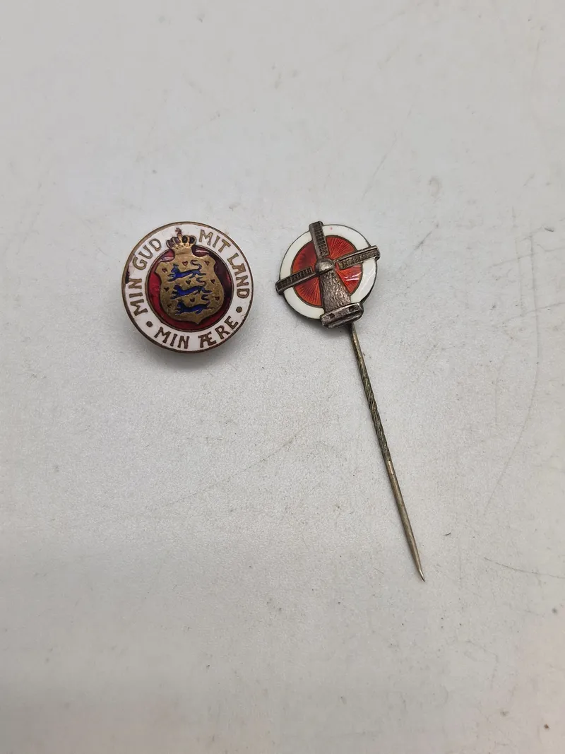 Original dansk national pin - Chr X, samt medlemspin fra Grænseforeningen