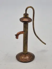 Miniature vandpumpe lavet af danske ww2 mønter