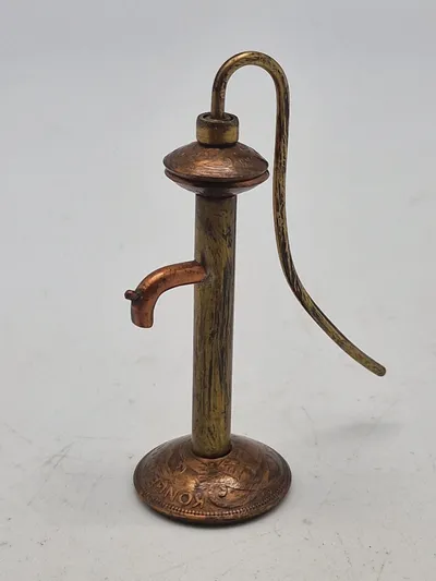 Miniature vandpumpe lavet af danske ww2 mønter
