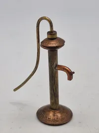Miniature vandpumpe lavet af danske ww2 mønter