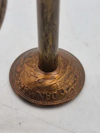 Miniature vandpumpe lavet af danske ww2 mønter