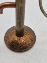 Miniature vandpumpe lavet af danske ww2 mønter