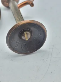 Miniature vandpumpe lavet af danske ww2 mønter