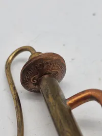 Miniature vandpumpe lavet af danske ww2 mønter