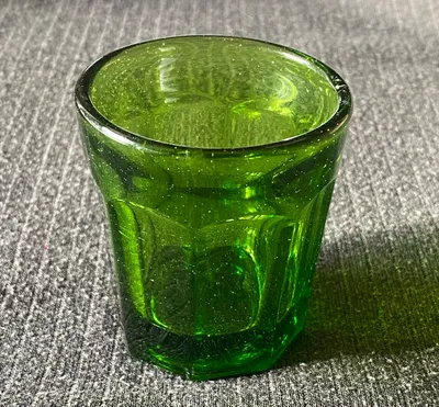 Originalt dansk børneglas, presset grønt studsglas med planslebet standflade, lavet i mange farver.
Design Kastrup Glasværk, produceret på Fyens glasværk.