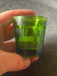 Originalt dansk børneglas, presset grønt studsglas med planslebet standflade, lavet i mange farver.
Design Kastrup Glasværk, produceret på Fyens glasværk.