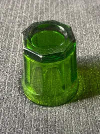 Originalt dansk børneglas, presset grønt studsglas med planslebet standflade, lavet i mange farver.
Design Kastrup Glasværk, produceret på Fyens glasværk.