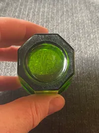 Originalt dansk børneglas, presset grønt studsglas med planslebet standflade, lavet i mange farver.
Design Kastrup Glasværk, produceret på Fyens glasværk.