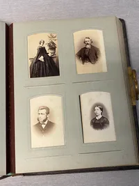 Stort originalt album med massere af visitkort fotos
