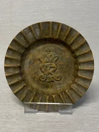 Bronce plakette med monogram af Frederik 9