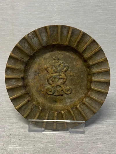Bronce plakette med monogram af Frederik 9