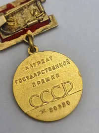 Original Russia - Soviet: Badge of The Laureate of The State Prize in Gold, 14 carat gold, weighing 22 grams inclusive of its hanger ( Guld værdi vitus 6.094kr )