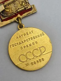 Original Russia - Soviet: Badge of The Laureate of The State Prize in Gold, 14 carat gold, weighing 22 grams inclusive of its hanger ( Guld værdi vitus 6.094kr )