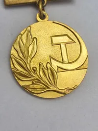 Original Russia - Soviet: Badge of The Laureate of The State Prize in Gold, 14 carat gold, weighing 22 grams inclusive of its hanger ( Guld værdi vitus 6.094kr )