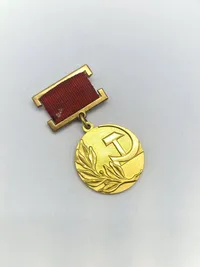 Original Russia - Soviet: Badge of The Laureate of The State Prize in Gold, 14 carat gold, weighing 22 grams inclusive of its hanger ( Guld værdi vitus 6.094kr )