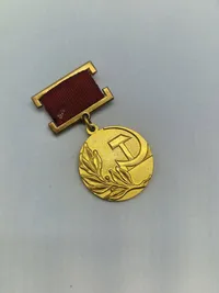 Original Russia - Soviet: Badge of The Laureate of The State Prize in Gold, 14 carat gold, weighing 22 grams inclusive of its hanger ( Guld værdi vitus 6.094kr )