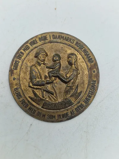 Sjælden original nål fra modstandsbevægelsen (magen til plaketten, men blot i lille størrelse til jakken)