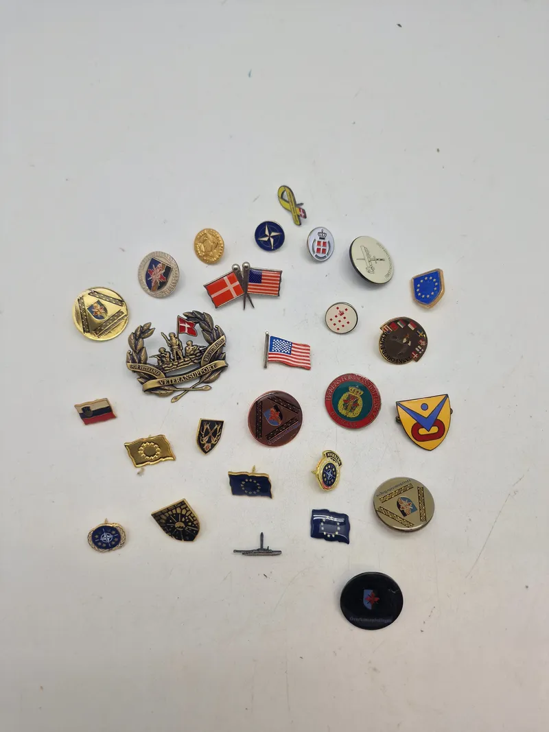 Lot pins og badges