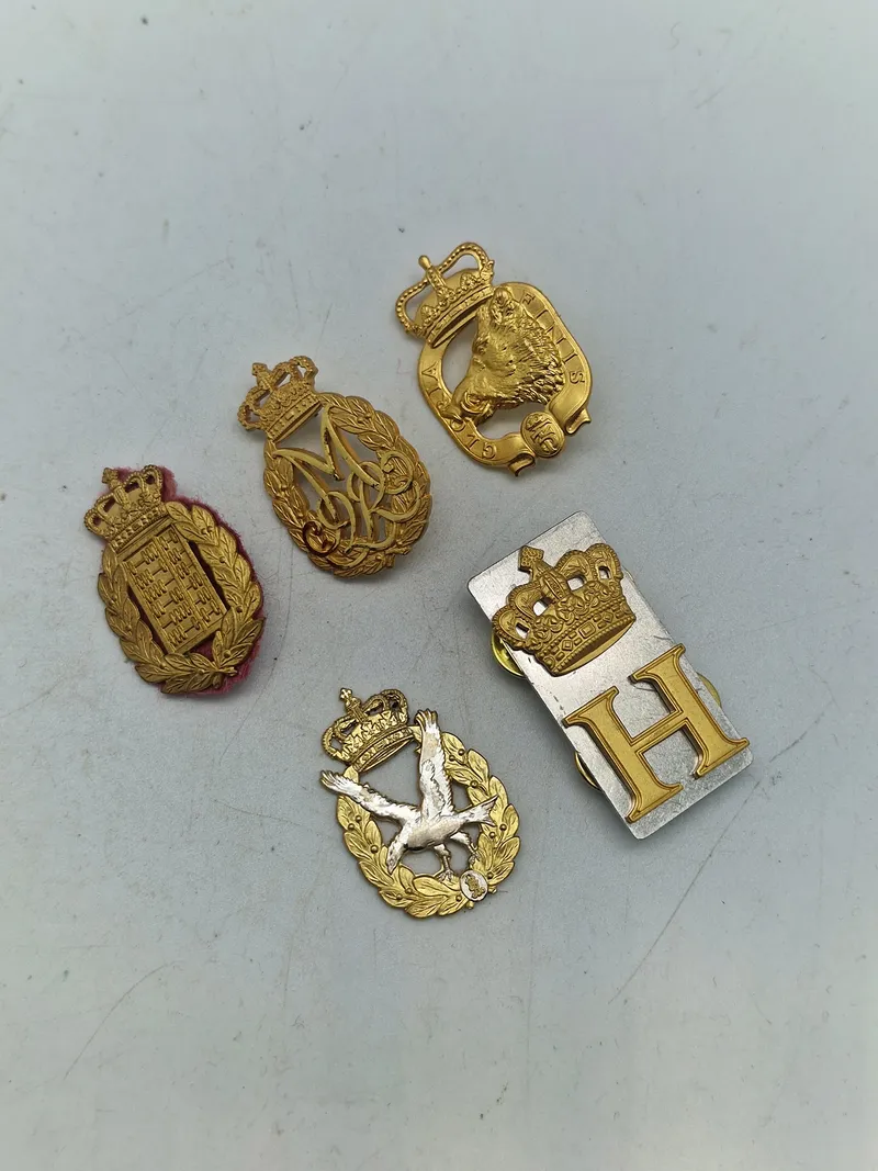 Lot danske regiments mærker mm.