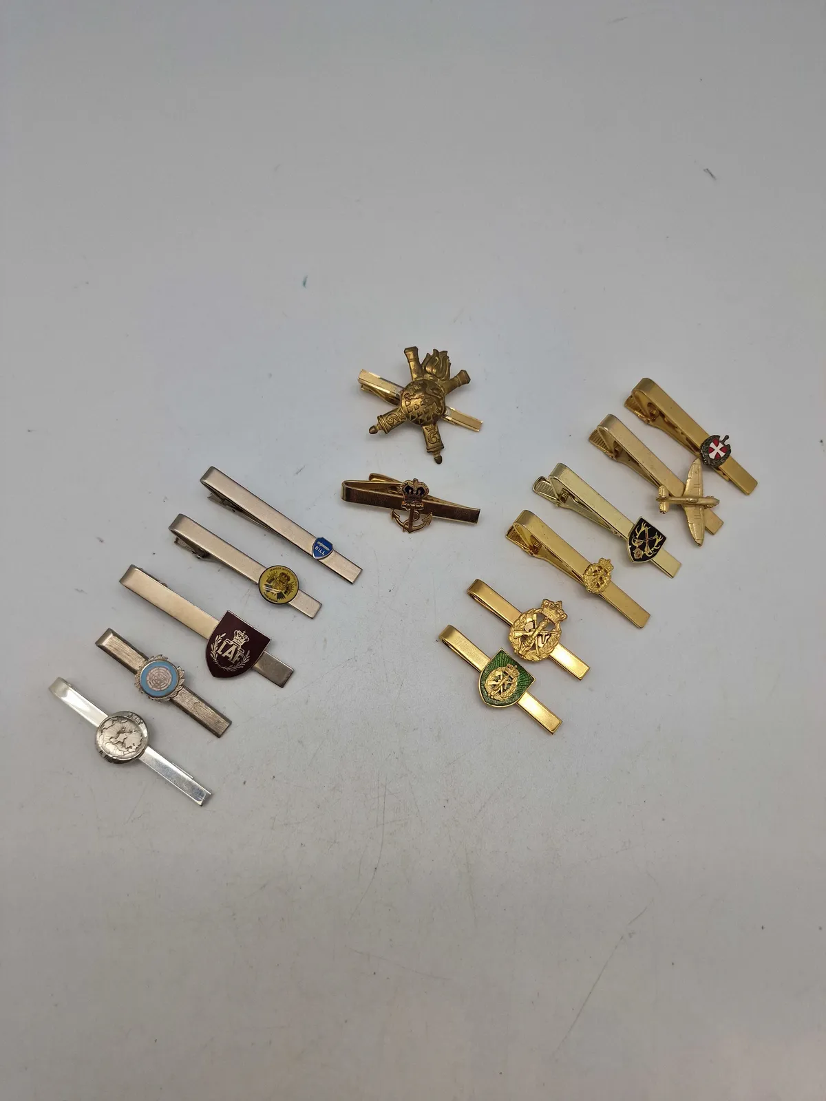 Lot militære slipsenåle