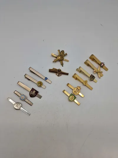 Lot militære slipsenåle