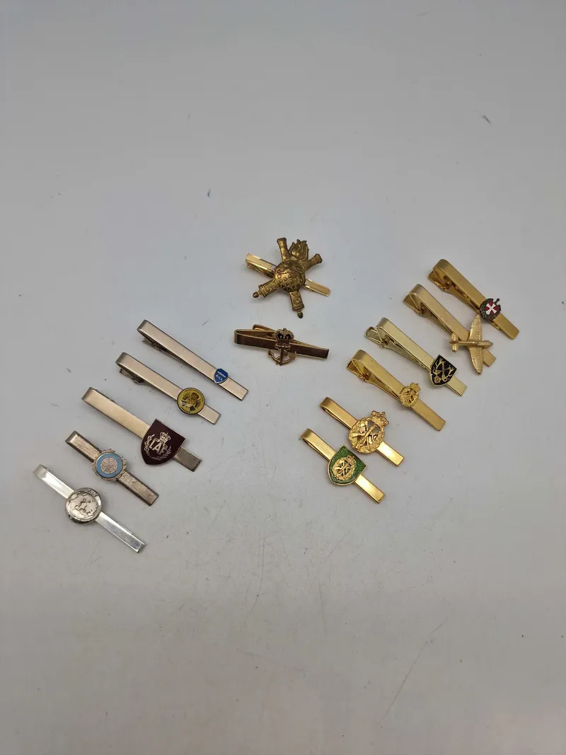 Lot militære slipsenåle