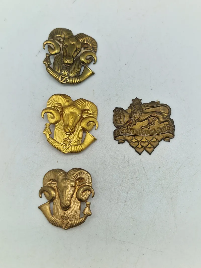 Lot danske regimentsmærker