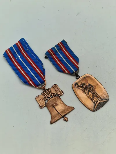 2 stk friheds (march) medaljer